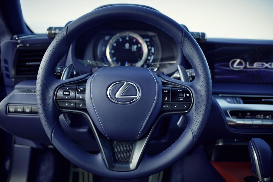  Lexus LC500h 2016 года  (EU) (фото 38 из 79)